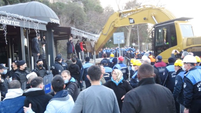 Türkiyədə polis restoranları sökdü - Əlbəyaxa dava (FOTO)