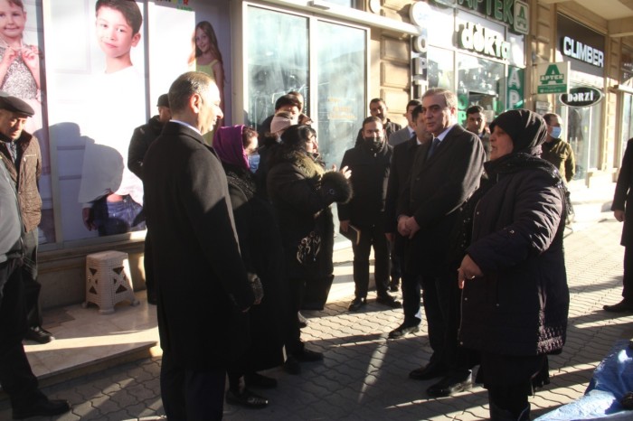 Gəncədə qanunsuz küçə ticarəti ilə bağlı reyd keçirildi - FOTOLAR