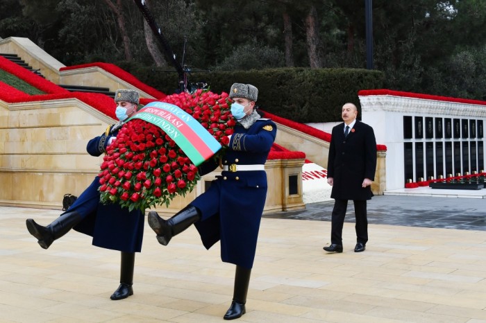 İlham Əliyev və xanımı Şəhidlər xiyabanını ziyarət etdi - YENİLƏNİB