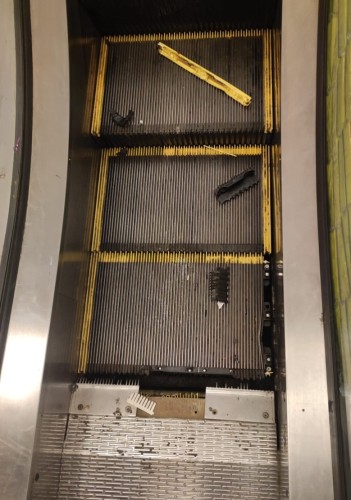 Bakıda uşağın ayağı eskalatorun pilləkənləri arasında qaldı - VİDEO