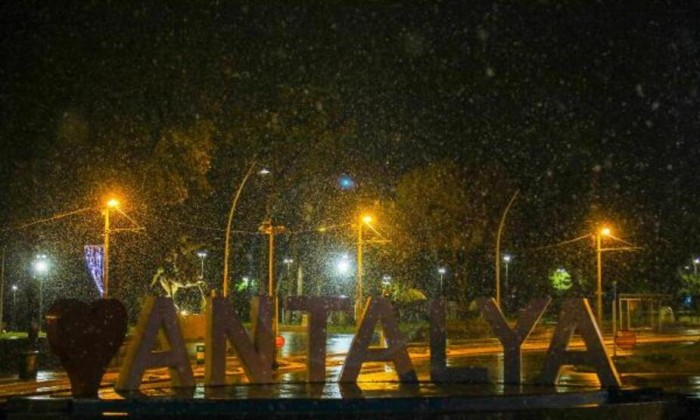 Antalyaya 29 il sonra qar yağdı - FOTOLAR
