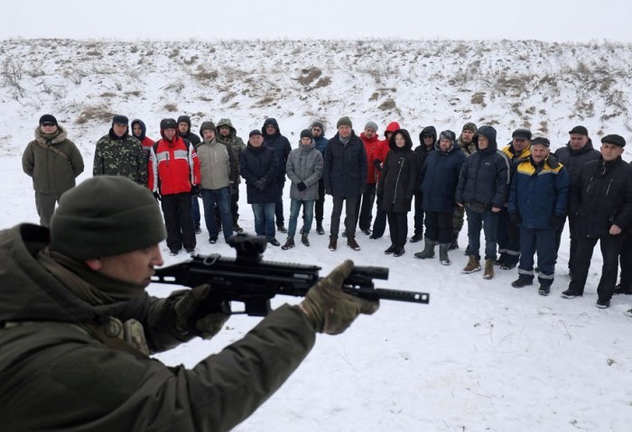 Ukrayna ordusu vətəndaşlara silahdan istifadə etməyi öyrədir