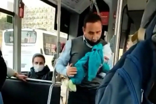 "BakuBus"ın sürücüsü avtobusu saxlayıb, körpəni sakitləşdirdi -  VİDEO