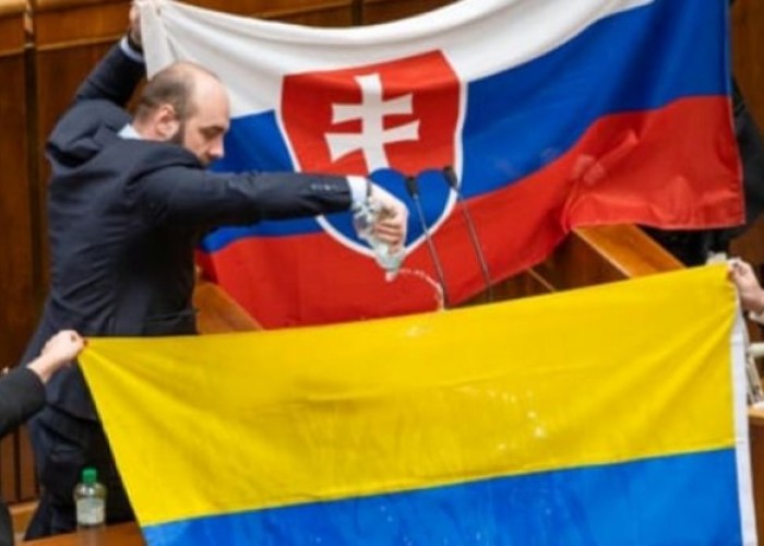 Parlamentdə Ukrayna bayrağına hörmətsizlik - VİDEO