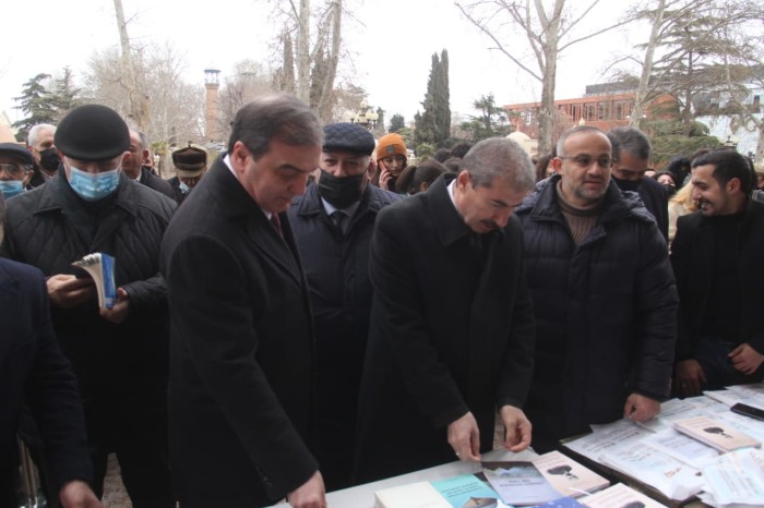 Gəncədə Beynəlxalq Kitab Bağışlama Günü münasibətilə aksiya keçirildi - FOTOLAR