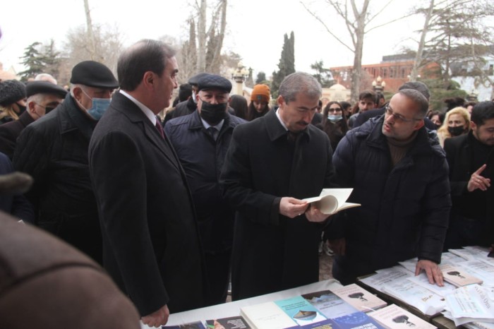 Gəncədə Beynəlxalq Kitab Bağışlama Günü münasibətilə aksiya keçirildi - FOTOLAR