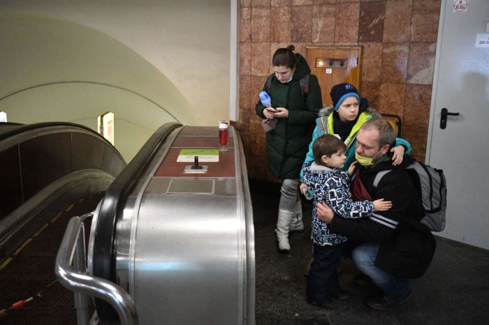 Ukrayna əhalisi metrolara sığınıb - FOTOLAR