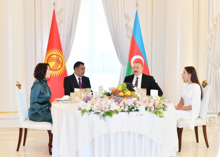 Qırğızıstan Prezidenti və xanımının şərəfinə rəsmi ziyafət verilib 