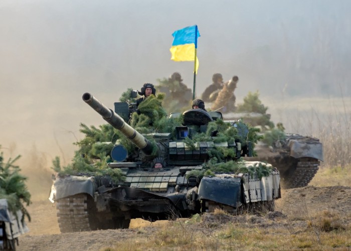 Ruslar Ukrayna bayraqlı tanklarla əhalini atəşə tutur