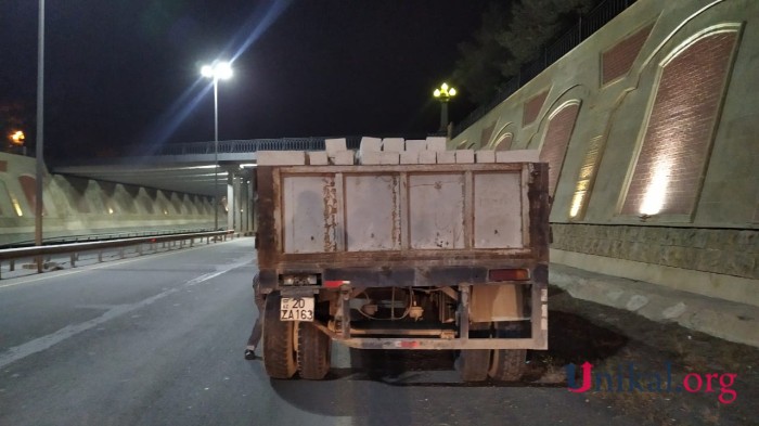 Gəncədə minik maşını “KamAZ”a çırpıldı - xəsarət alanlar var - FOTO