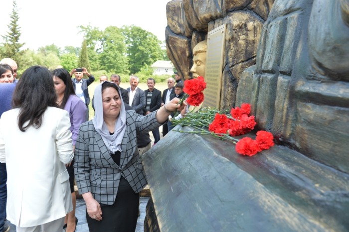 Taleh Qaraşov şəhidə həsr olunmuş xatirə kompleksinin açılışında iştirak etdi - FOTOLAR