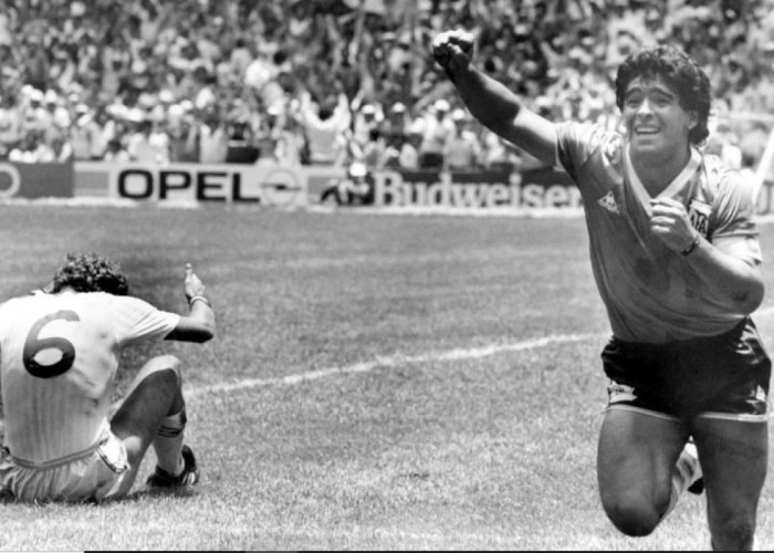 Maradonanın məşhur futbolkası rekord qiymətə satılıb
