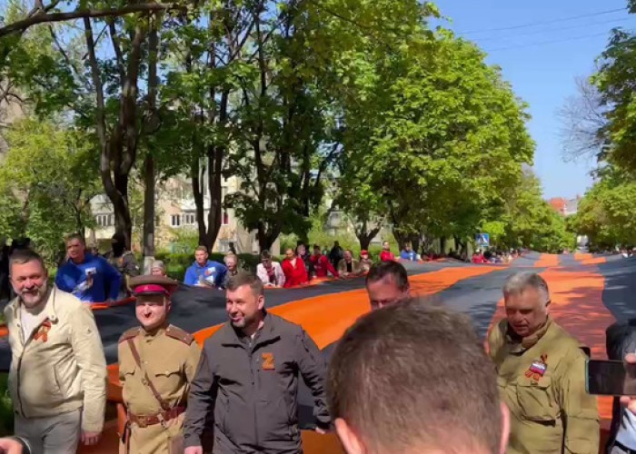 Rusiya məhv etdiyi Mariupolda parad təşkil etdi - VİDEO