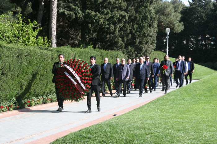 “Günay Bank” kollektivi Ümummilli liderin məzarını ziyarət edib - FOTO