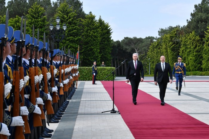 İlham Əliyev Litva Prezidentini qarşıladı - FOTOLAR