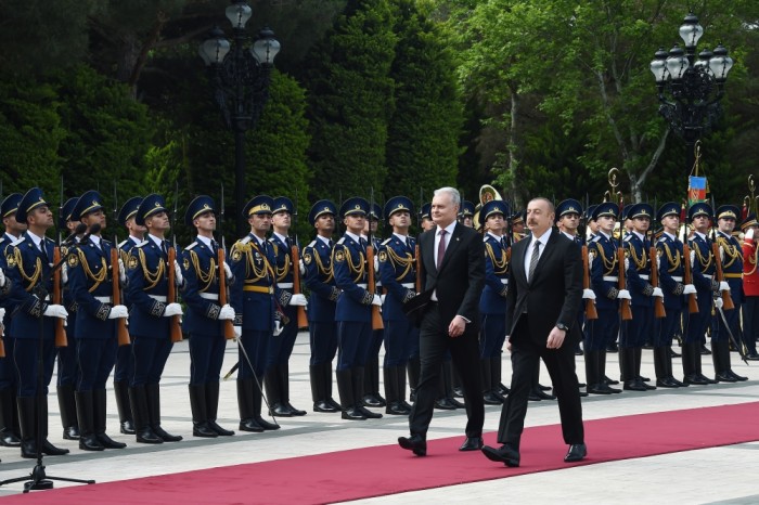 İlham Əliyev Litva Prezidentini qarşıladı - FOTOLAR