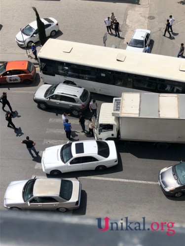 Bakıda yük maşını iki minik avtomobilini VURDU - FOTOLAR