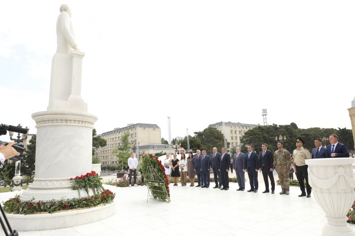 Abşeronda ümummilli liderin abidəsi ziyarət olundu - FOTOLAR