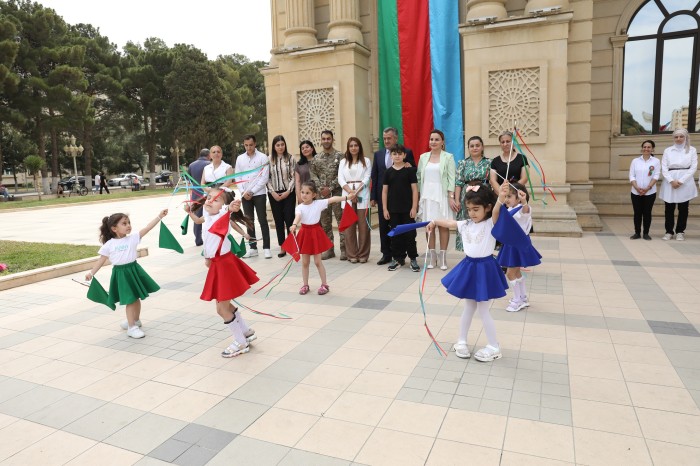 Abşeronda ümummilli liderin abidəsi ziyarət olundu - FOTOLAR