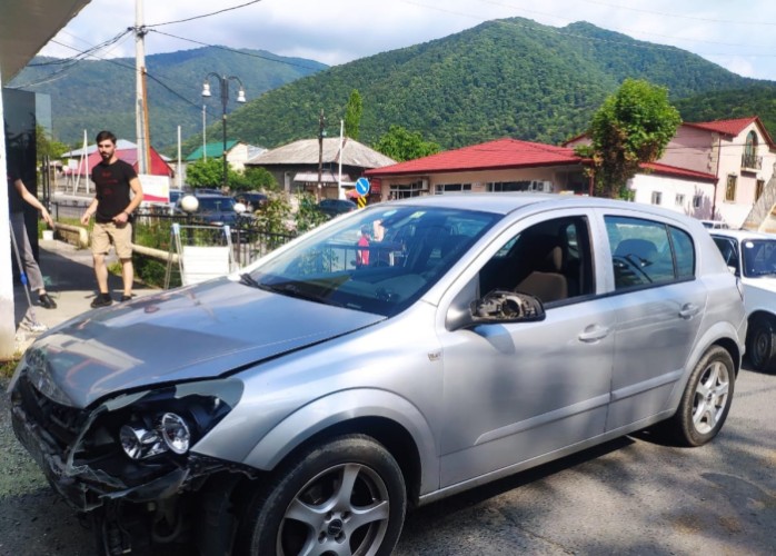 Qaxda QƏZA: Ər və arvad yaralandı (FOTO)