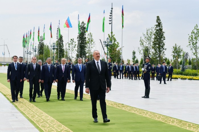 İlham Əliyev Daşkənddə Müstəqillik abidəsini ziyarət etdi - YENİLƏNİB (FOTOLAR)