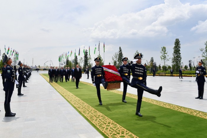 İlham Əliyev Daşkənddə Müstəqillik abidəsini ziyarət etdi - YENİLƏNİB (FOTOLAR)