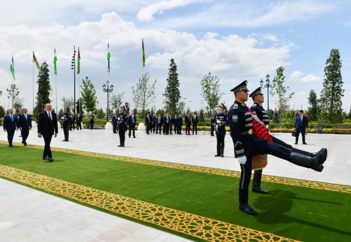 İlham Əliyev Daşkənddə Müstəqillik abidəsini ziyarət etdi - YENİLƏNİB (FOTOLAR)