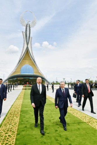 İlham Əliyev Daşkənddə Müstəqillik abidəsini ziyarət etdi - YENİLƏNİB (FOTOLAR)