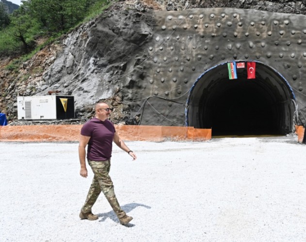 İlham Əliyev Kəlbəcər-Laçın yolunun inşası ilə tanış oldu - FOTOLAR