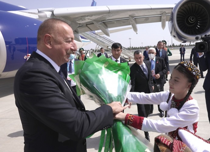 İlham Əliyev Türkmənistana getdi - FOTOLAR