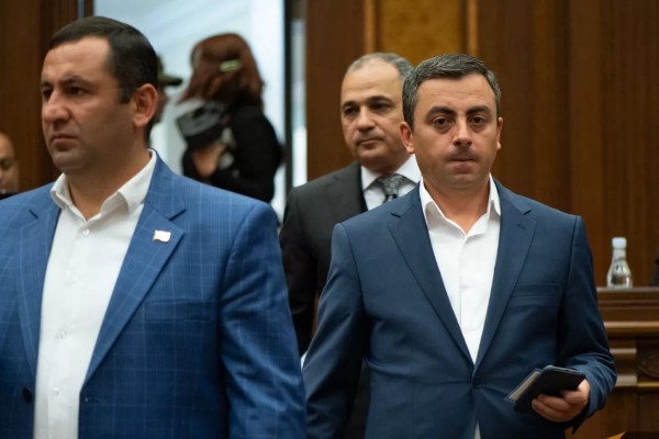 Ermənistan  parlamenti müxalif deputatları İSTEFAYA GÖNDƏRDİ