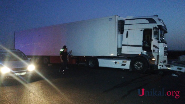 Sumqayıtda minik avtomobili TIR-la toqquşdu - yaralılar var(FOTO)