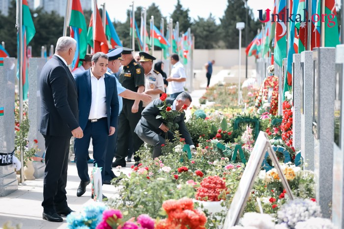 Milli Qəhrəmanımızın məzarı ziyarət edildi - FOTOLAR