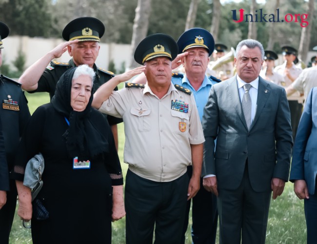 Milli Qəhrəmanımızın məzarı ziyarət edildi - FOTOLAR