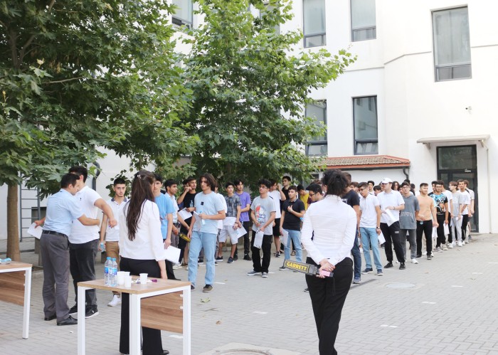 Azərbaycan-Fransız Universitetinə qəbul imtahanı keçirildi - FOTOLAR