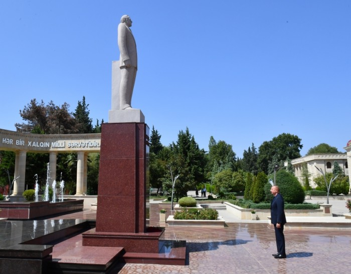 İlham Əliyev Ağsuda ulu öndərin abidəsini ziyarət edib 