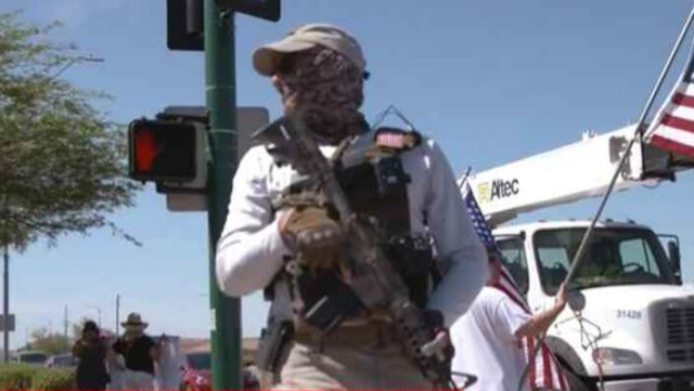 Silahlı etirazçılar Trampa görə, FTB binasının qarşısına toplaşıb