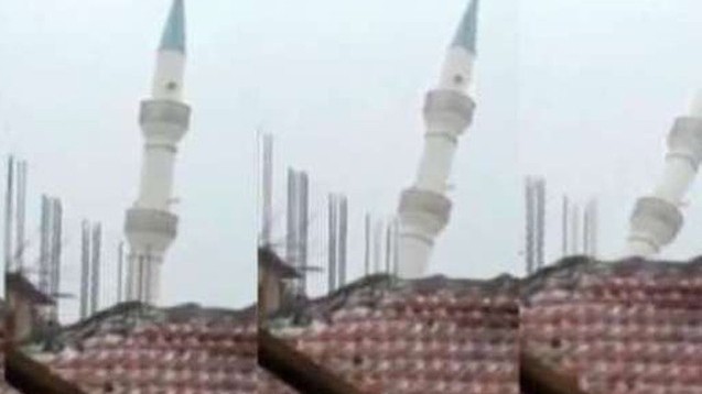 Məscidin minarəsi uçdu - VİDEO