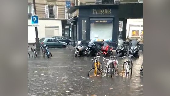 Fransada küçələr su altında qaldı, metro bağlandı - VİDEO