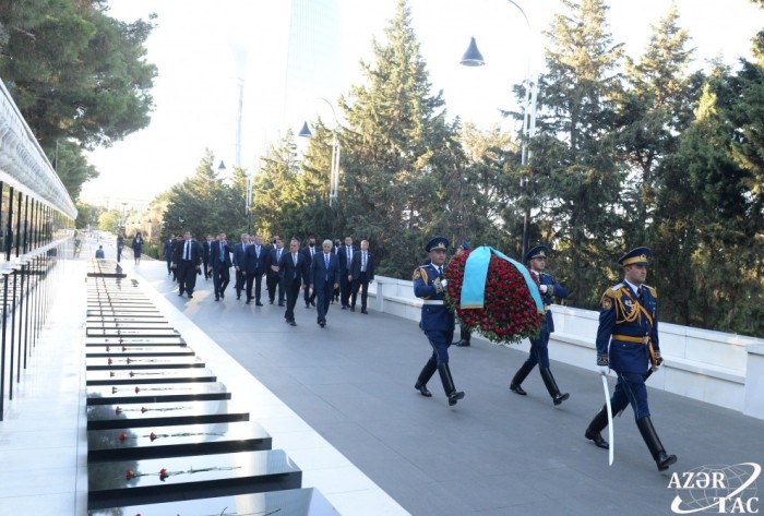 Qazaxıstan Prezidenti Şəhidlər xiyabanını ziyarət edib - FOTO