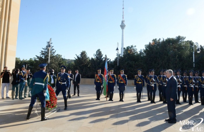 Qazaxıstan Prezidenti Şəhidlər xiyabanını ziyarət edib - FOTO