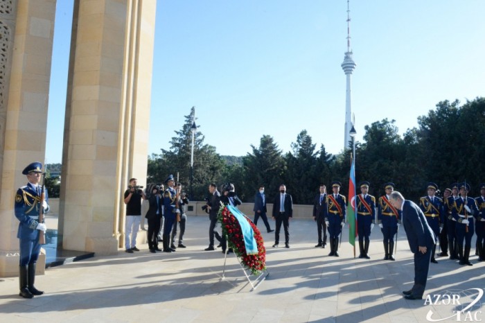 Qazaxıstan Prezidenti Şəhidlər xiyabanını ziyarət edib - FOTO