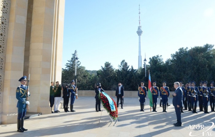 Qazaxıstan Prezidenti Şəhidlər xiyabanını ziyarət edib - FOTO