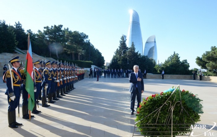 Qazaxıstan Prezidenti Şəhidlər xiyabanını ziyarət edib - FOTO