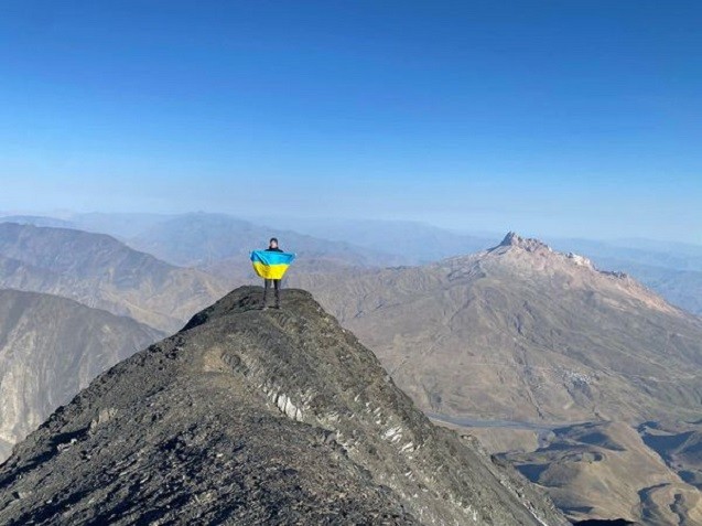 Ukrayna bayrağı Azərbaycanın ən yüksək zirvəsində dalğalandırıldı - FOTO