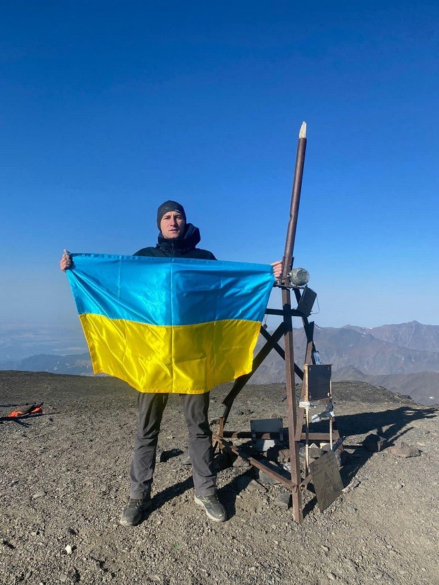 Ukrayna bayrağı Azərbaycanın ən yüksək zirvəsində dalğalandırıldı - FOTO