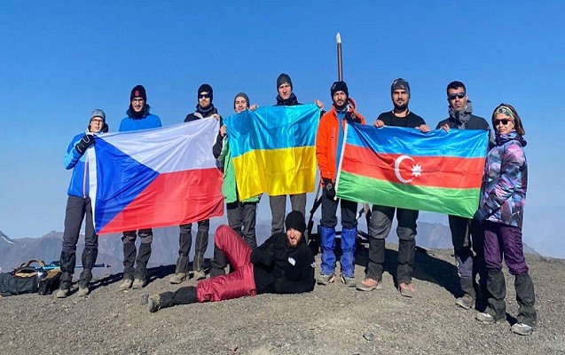 Ukrayna bayrağı Azərbaycanın ən yüksək zirvəsində dalğalandırıldı - FOTO