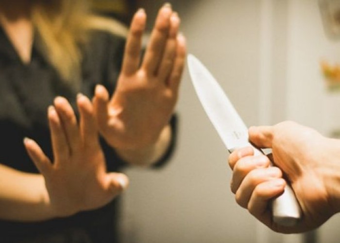Bakıda qadın küçədə bıçaqlandı - VİDEO