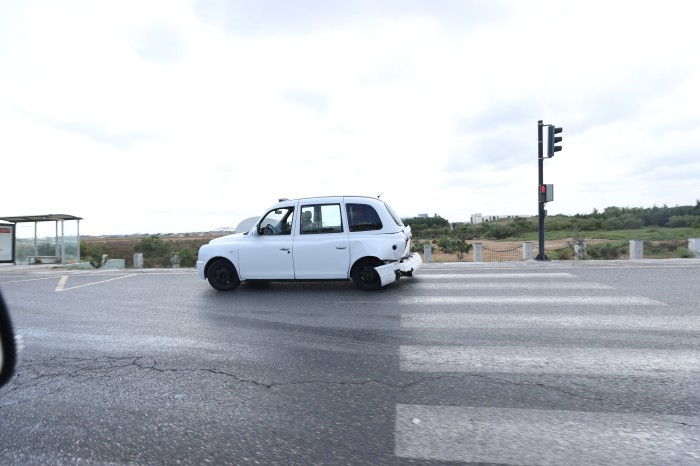 Bakıda "London taksi"si ilə “Nissan” toqquşdu - FOTO