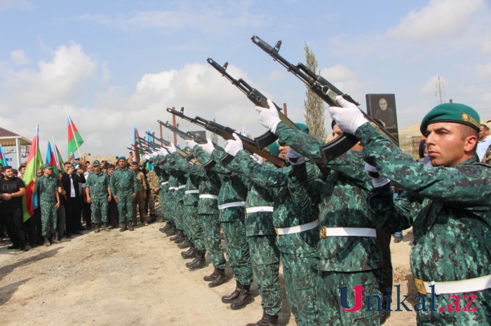 General şəhid baş çavuşun dəfninə qatıldı - FOTOLAR